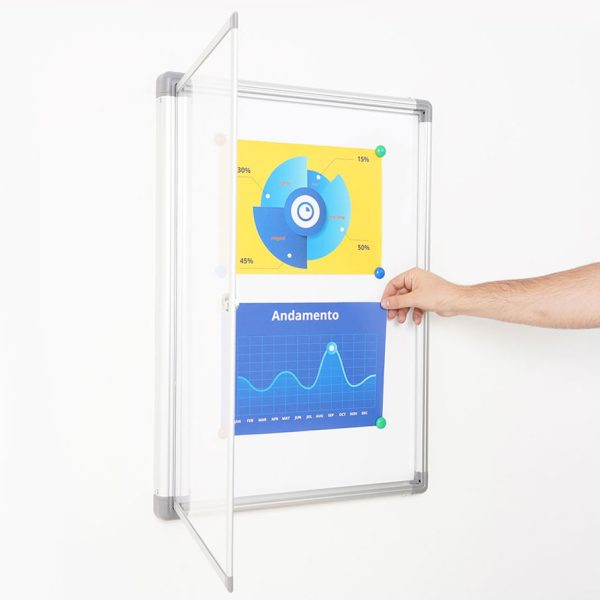 PBRD5000-apertura-anta-bacheca-magnetica-scrivibile-angolo-arrotondato-fondo-bianco-grafica-intercambiabile