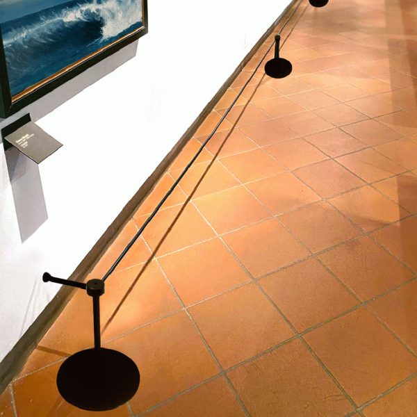 PBCMU14-barra-metallo-di-distanziamento-colonnine-museo